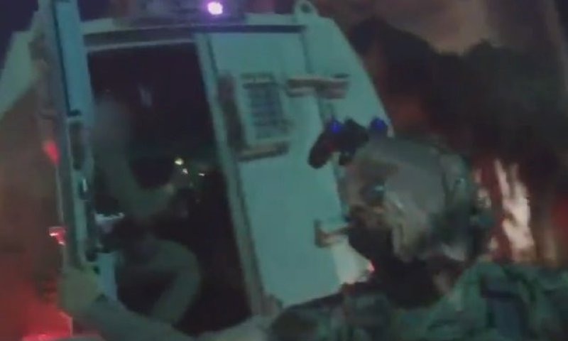 תיעוד ממצלמת הקסדה: מסתערבי מג"ב עוצרים מחבל בפעילות לילית