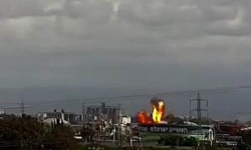 פיצוץ וענן עשן: תיעוד רגע הפגיעה בבתי הזיקוק