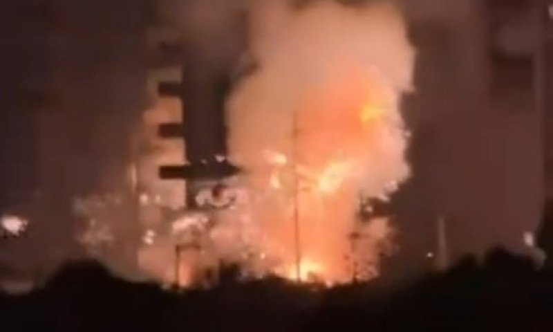 תיעוד: פיצוצים ופטריית עשן בתקיפת איראן בדובאי