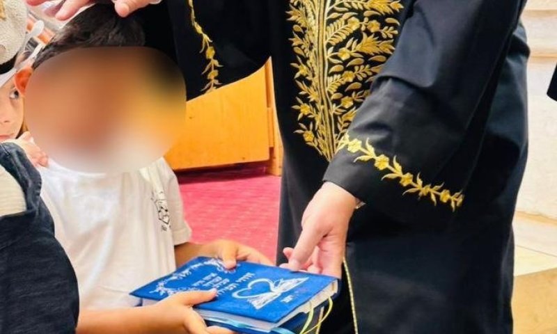 מרגש: הילד שחולץ מטול כרם קיבל סידור מהרב הראשי