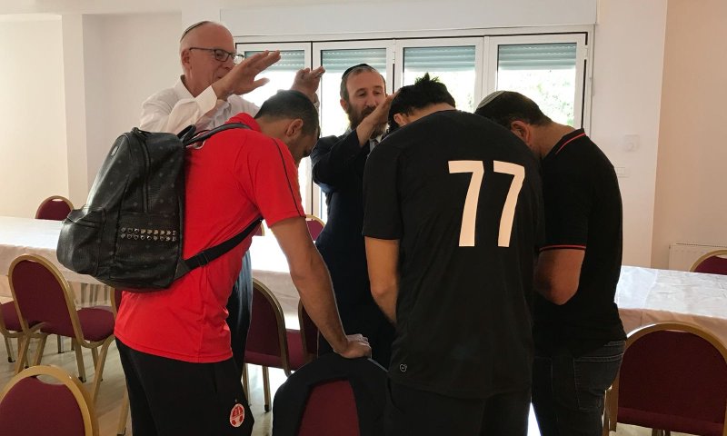 ברכת כהן לשחקני הפועל באר שבע לפני המשחק