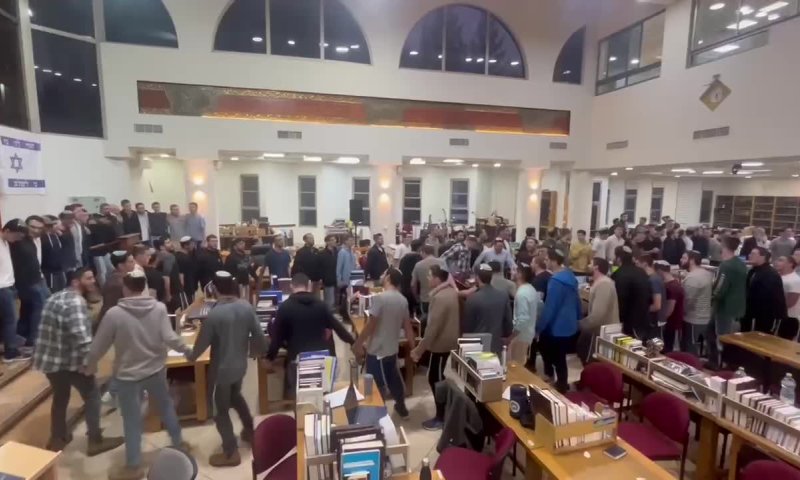 אחרי שחזרו לצפון: ישיבת קריית שמונה הדליקו נר ראשון | צפו