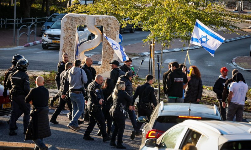 שני פעילי שמאל נעצרו לאחר שהתפרעו ליד ביתו של השר לוין
