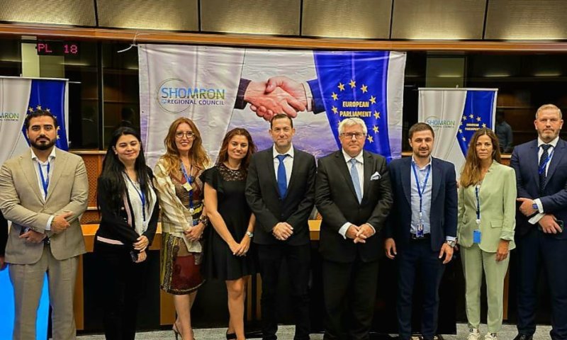 צפו: חברי הפרלמנט האירופי חגגו יומולדת ליוסי דגן