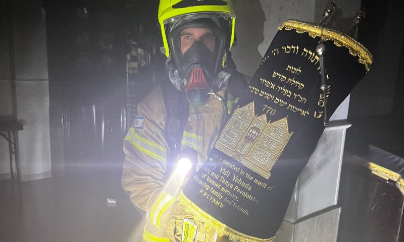 שריפה בבית כנסת באשדוד: לוחמי אש חילצו ספרי תורה
