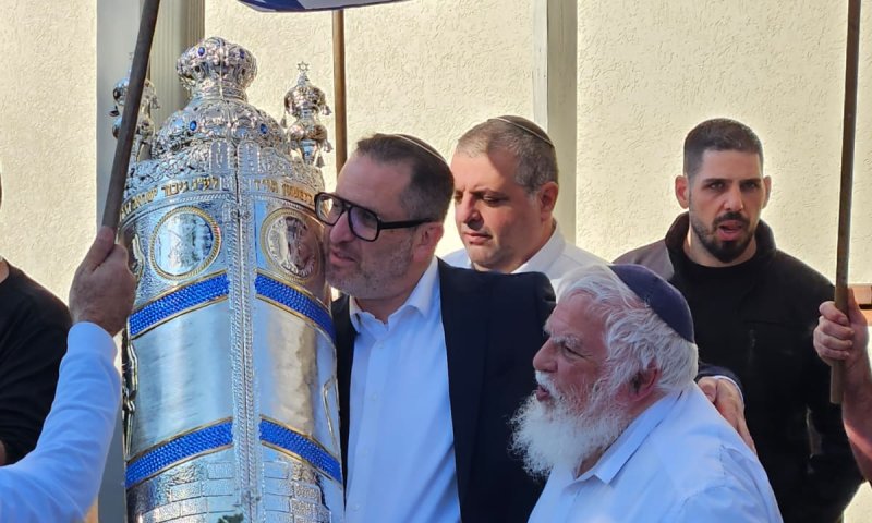 צפו: הכנסת ספר תורה בבארי לזכר קרבנות הטבח