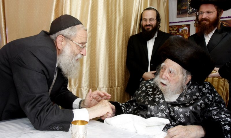 האדמו״ר מערלוי העניק את תמיכתו לרב שטרן