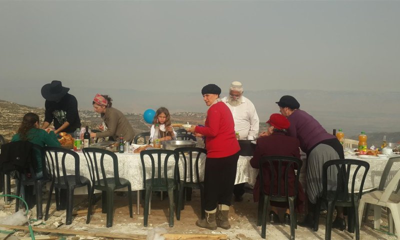 לא נכנע: שגיא קייזלר קיים את סעודת הפורים בהריסות ביתו