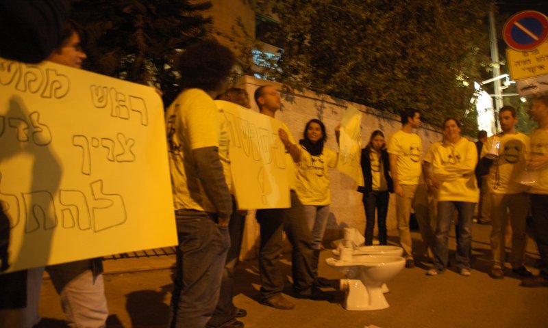 מתנגדי חוק האברכים הביאו אסלה לרה"מ: "אל תפספס"