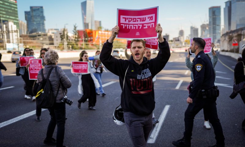 בשיא הפקקים: משפחות החטופים חסמו את איילון