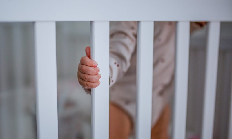 פעוטות שתו חומר ניקוי; עובדת המקום נעצרה