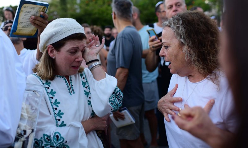פיצוץ התפילה בדיזינגוף: גנץ מאשים את נתניהו