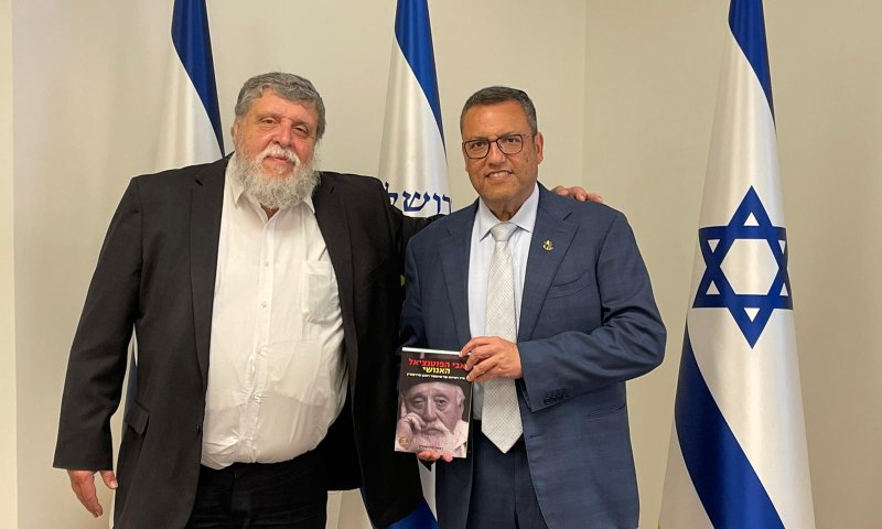הרב רפי פוירשטיין העניק למשה ליאון את ספרו החדש