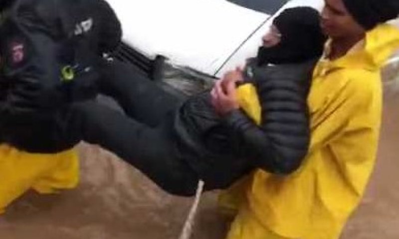 צפו &bull; גן יבנה: נלכדו בהצפה במאפייה, וחולצו ב'שק קמח'