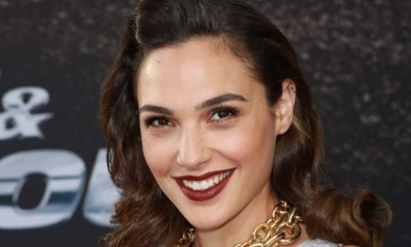 גל גדות לא נותנת להריון להפריע לה 'לדפוק הופעה'