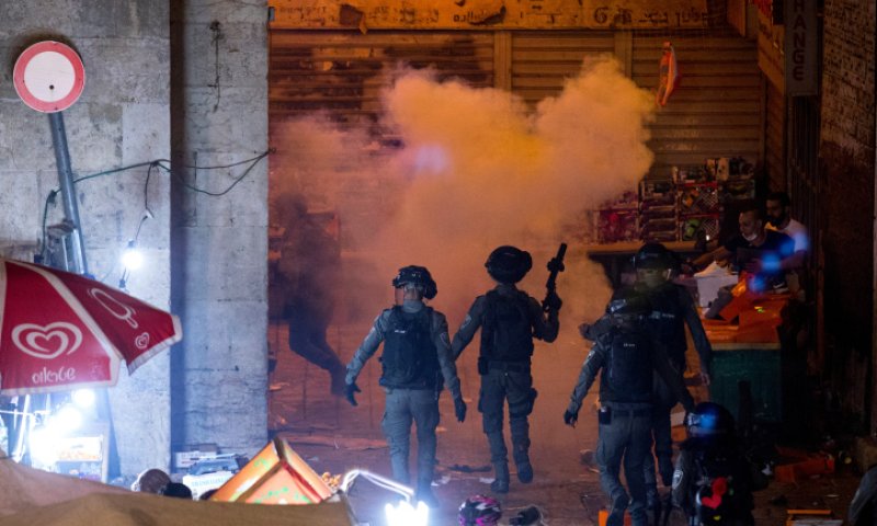 לילה של אלימות: עימותים בשער שכם, רקטה מעזה