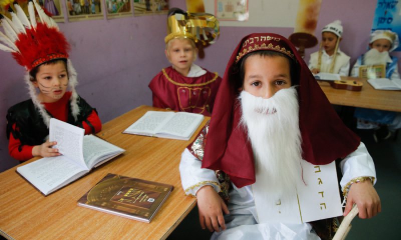 להיות מוכנים לחג: הלכות פורים לפי מנהגי כל העדות