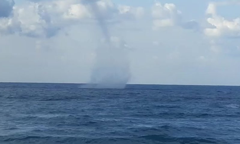 תופעה מרהיבה: מיני טורנדו בחוף פלמחים. צפו