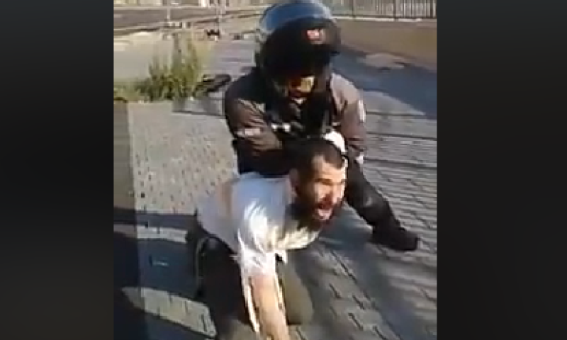 הרשת סוערת: שוטר מכה חרדי לעיני אשתו וילדיו. צפו