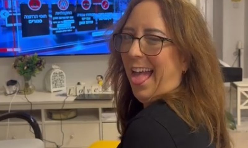 בלי פאניקה: הדמות האהובה בילי שוורץ מגיעה לממ"ד | צפו