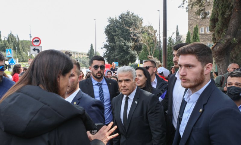 לפיד בהפגנה: "שלא ידברו איתנו על אחדות"