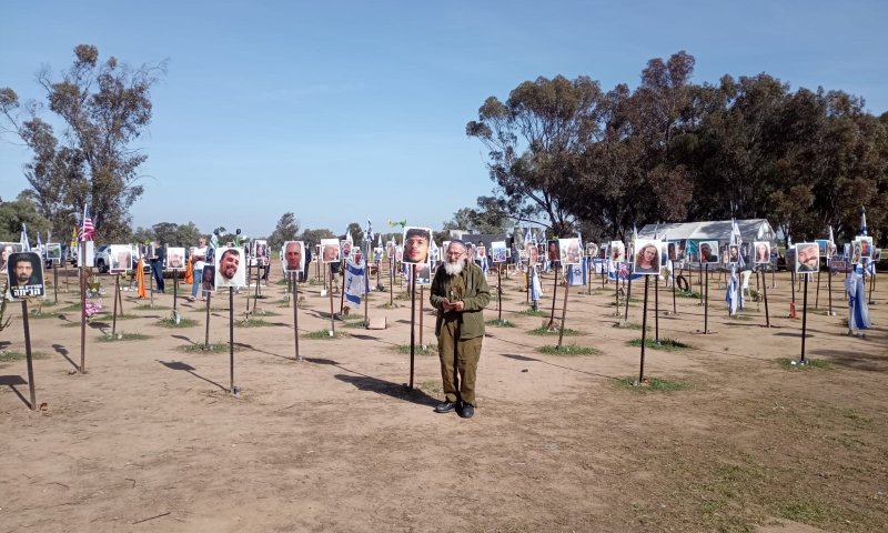 תמונת היום: הרב אבינר מתפלל על נרצחי מסיבת נובה