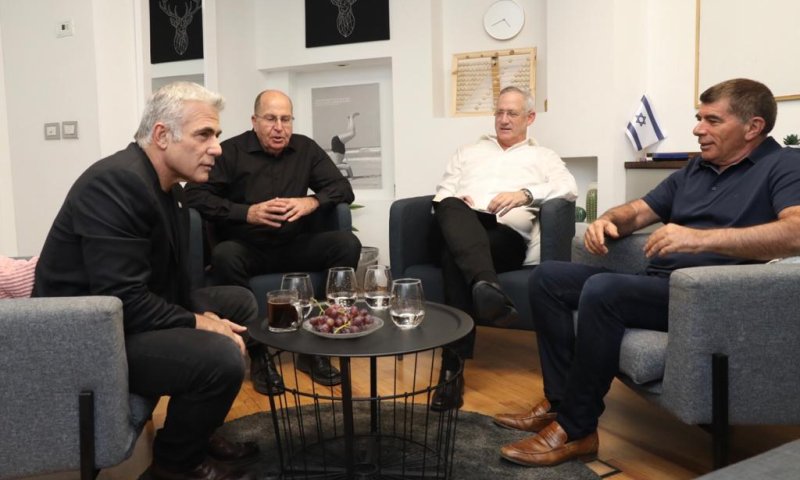 גנץ משיב לנתניהו: כרגיל, אתה דואג רק לעצמך