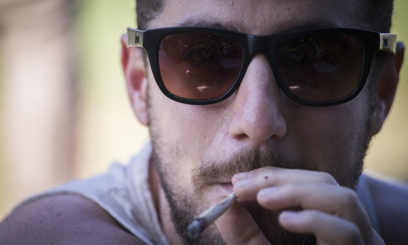 שו"ת מצולם: האם לפי ההלכה מותר לעשן קנאביס?