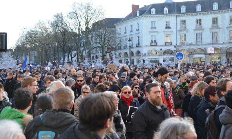מחאת ענק בצרפת: מגדל אייפל נסגר, כבישים נחסמו