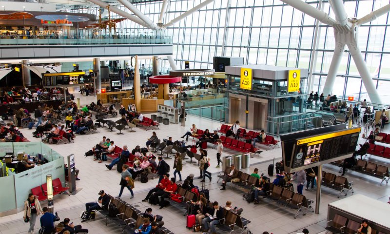 "תקרית חריגה" בנמל התעופה הית'רו בלונדון: "רוסס גז לא ידוע"