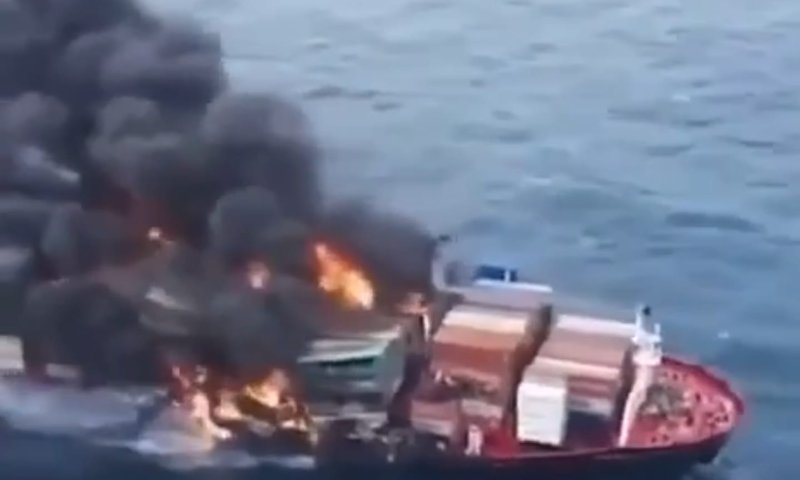 צפו: טיל חות'י פגע בספינה אמריקאית בים האדום