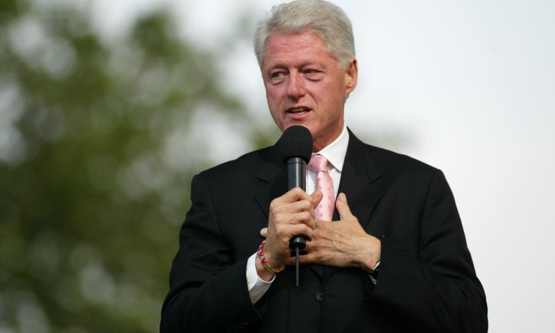 רפואה שלמה: נשיא ארה"ב לשעבר אושפז עקב חום גבוה