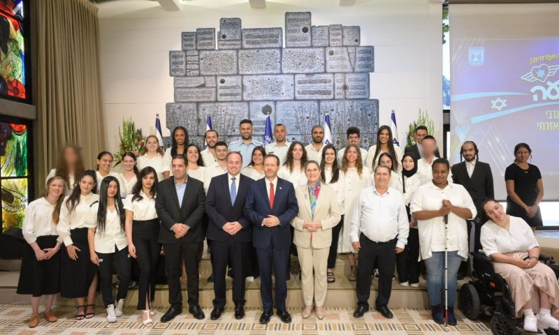 הנשיא העניק אות למצטיינים בשירות הלאומי