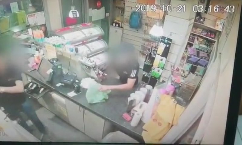 צפו: שדד כסף וסיגריות מחנות באמצעות סכין יפנית