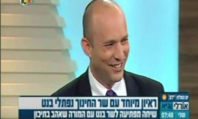 צפו; המורה של בנט מפתיע אותו בשידור חי