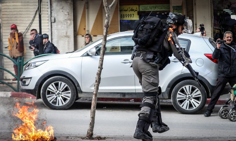 קצין מג"ב חטף פגיעה ישירה של בקבוק תבערה