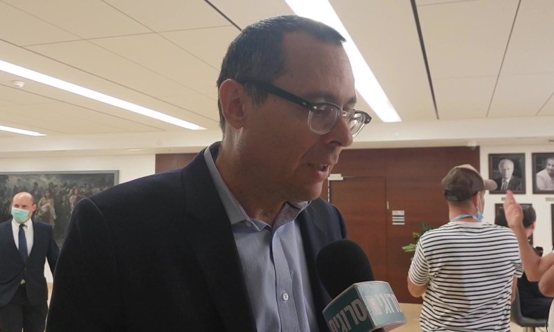 האוזר לסרוגים: "צריך רוב גדול להעברת הריבונות"