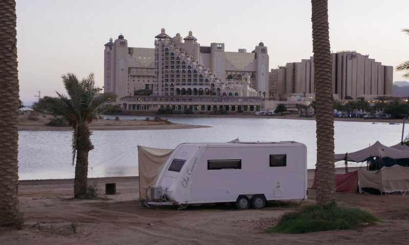 "מפרץ השמש" הוא דוקו עדין על בדידות שקשה לשכוח. ביקורת צפייה