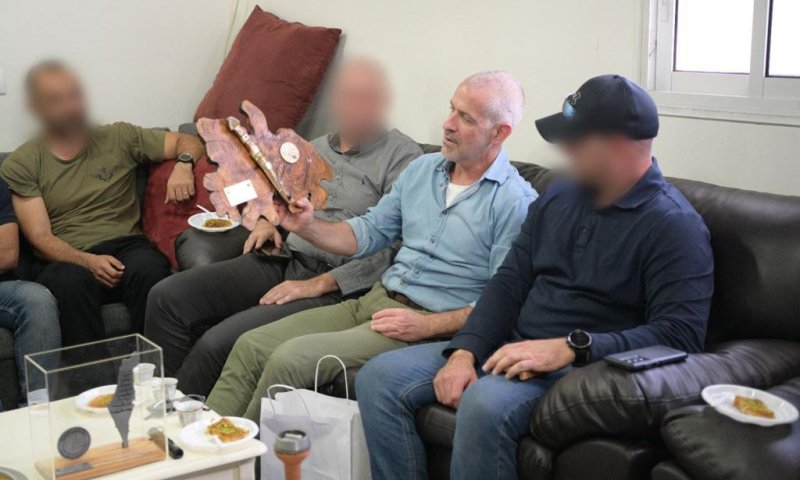 ראש השב"כ נפגש עם לוחמי יחידת המסתערבים