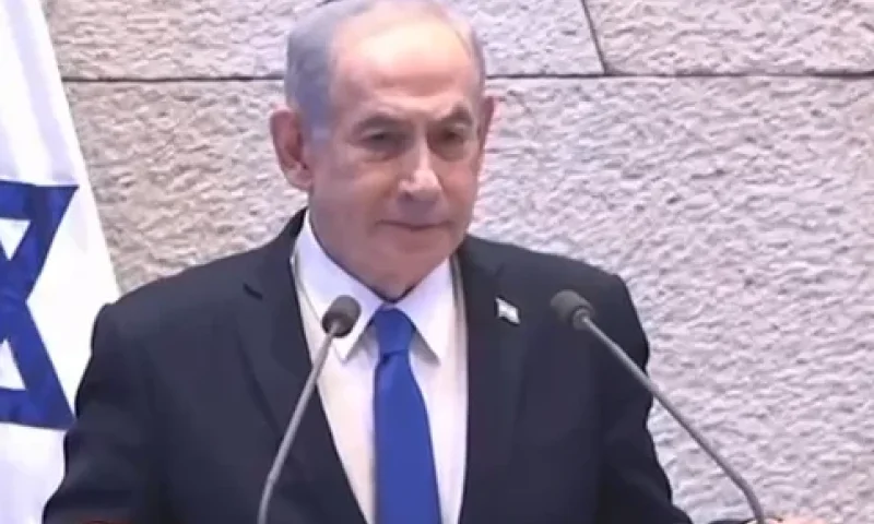 עם כיפה על הראש: נתניהו בירך בכנסת על חזרת כל החטופים