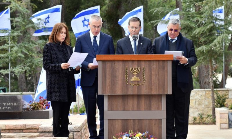 צפו: הבת של אורה הרצוג אומרת עליה קדיש