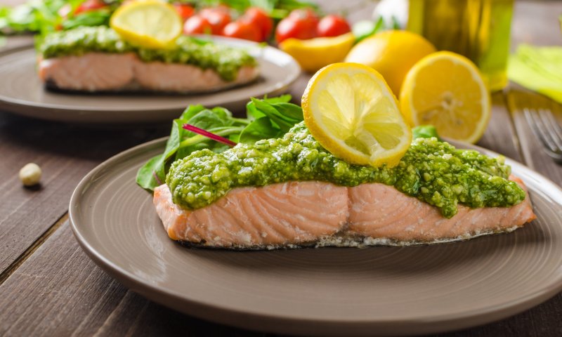 מתכון לשבת: פילה סלמון ברוטב פסטו ולימון