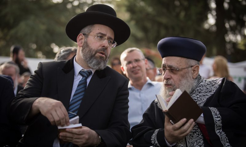 הרב לאו: יש להוסיף 'אבינו מלכנו' בכל תפילה