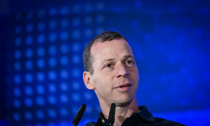 אאוץ': עמית סגל עוקץ את עינב צנגאוקר