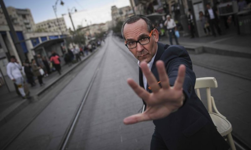 חוזר להקפיץ: ישי לפידות מחדש את 'בקש עבדיך'