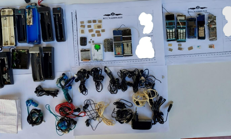 תיעוד: עשרות מכשירי טלפון נייד אותרו בכלא הבטחוני