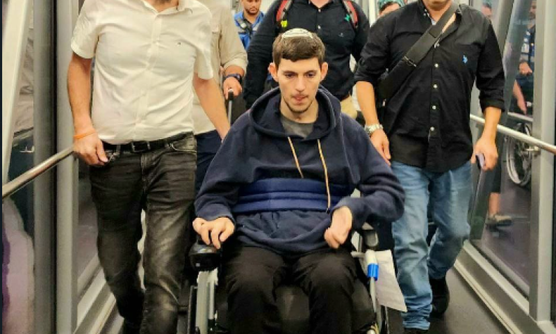 מרגש: פצוע הפיגוע בניה פרץ חזר לארץ. צפו