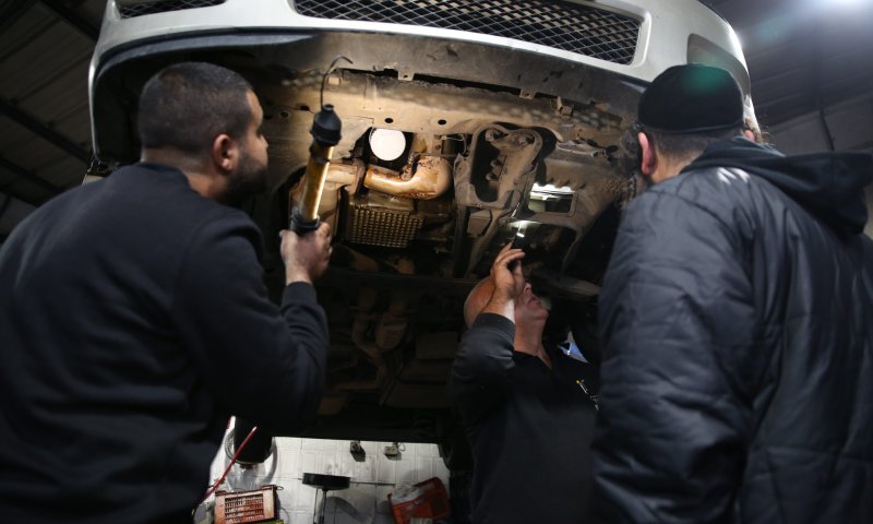 אישום: כך תושב חורה הביא לקוחות למוסך של אחיו