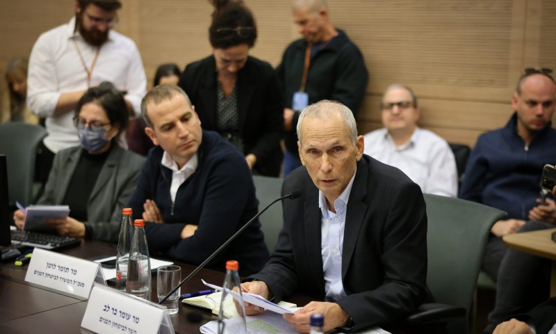 בזמן דיון הוועדה: השר בר לב חושף מידע מסווג | צפו