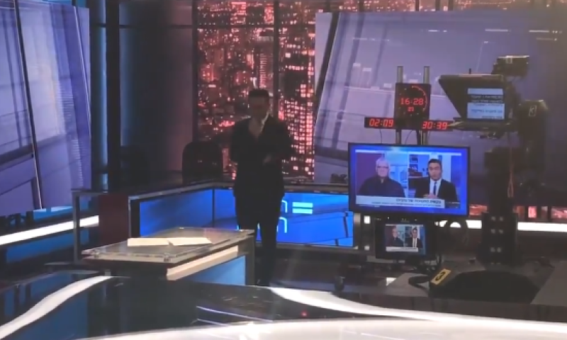 צפו: מגיש החדשות בתפילת מנחה לפני המהדורה